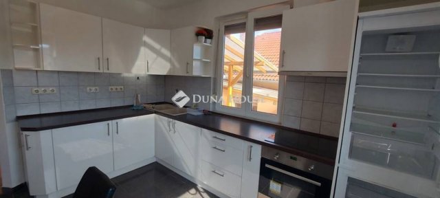 Kiadó téglalakás, albérlet, Pécsett 180 E Ft / hó, 3 szobás