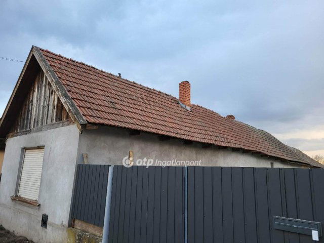 Eladó családi ház, Jászfényszarun 12.1 M Ft, 1 szobás