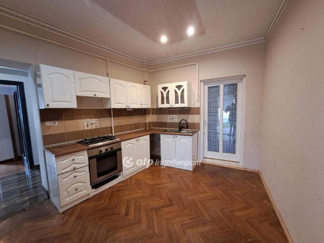 Eladó családi ház, Kisújszálláson 27 M Ft, 4+2 szobás