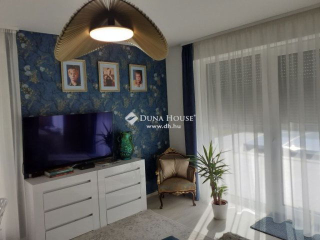 Eladó családi ház, Velencén 450 M Ft, 10 szobás