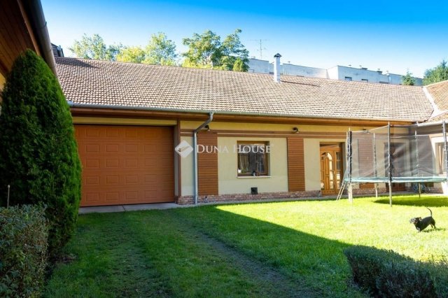 Eladó ipari ingatlan, Békéscsabán 200 M Ft