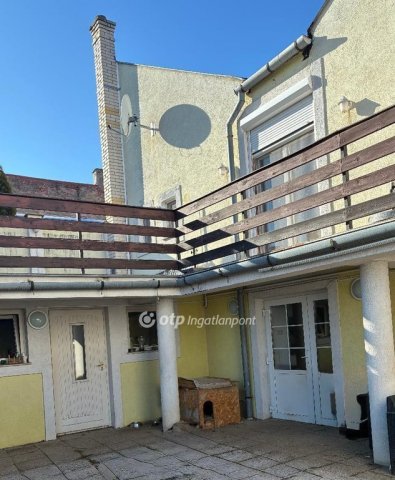 Eladó családi ház, Pécsett 92.9 M Ft, 4 szobás