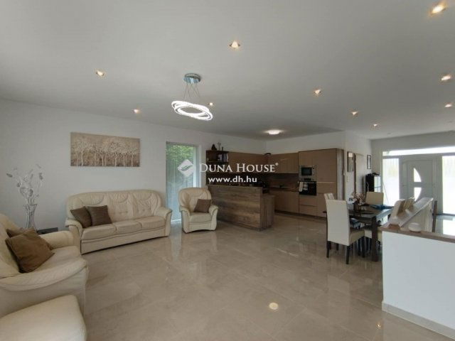 Eladó családi ház, Pomázon 199.5 M Ft, 6 szobás