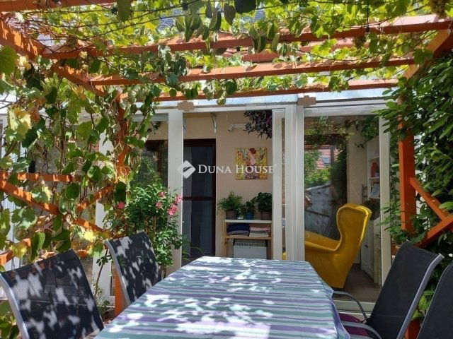 Eladó téglalakás, Sukorón 94.5 M Ft, 3 szobás