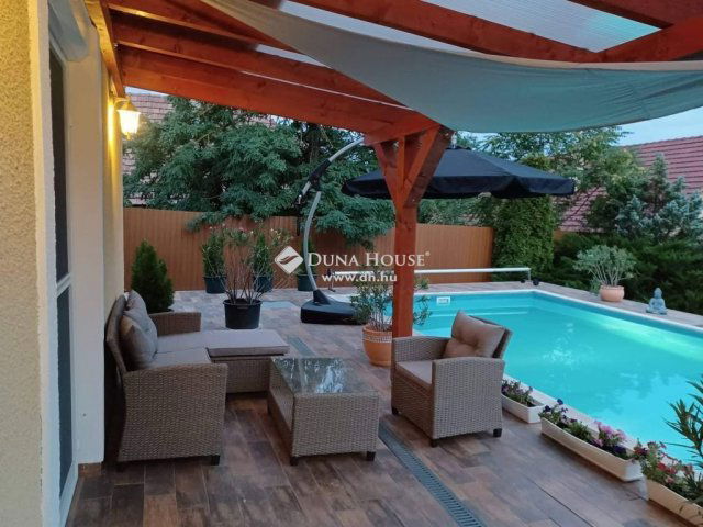 Eladó családi ház, Pócsmegyeren 125 M Ft, 2+3 szobás