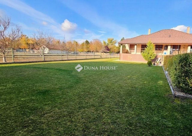 Eladó nyaraló, Szigetcsépen 124.9 M Ft, 4 szobás