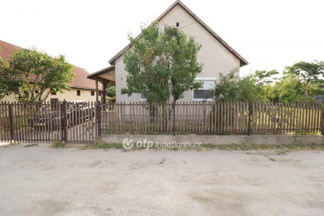 Eladó családi ház, Kiskunlacházán 41.5 M Ft, 3 szobás