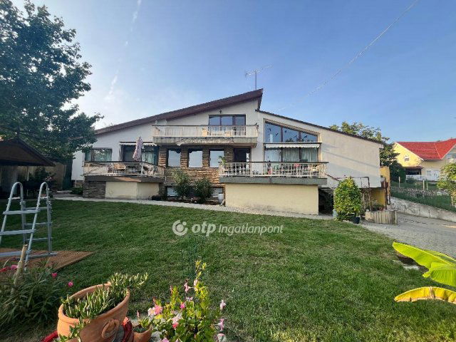 Eladó családi ház, Vonyarcvashegyen 149.9 M Ft, 7 szobás