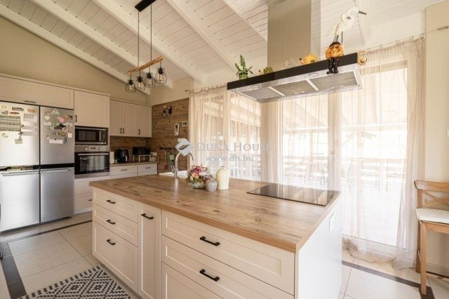 Eladó családi ház, Kecskeméten 175 M Ft, 7 szobás