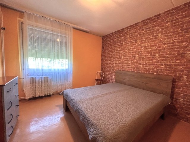Kiadó panellakás, albérlet, Pécsett 130 E Ft / hó, 2 szobás