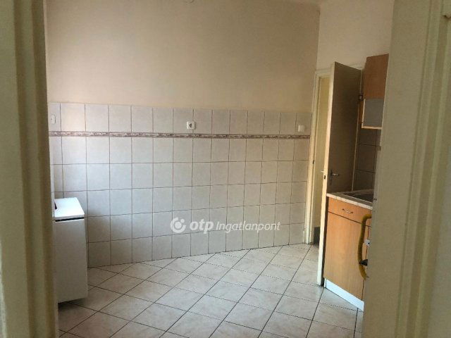 Eladó családi ház, Pápán 37 M Ft, 2 szobás