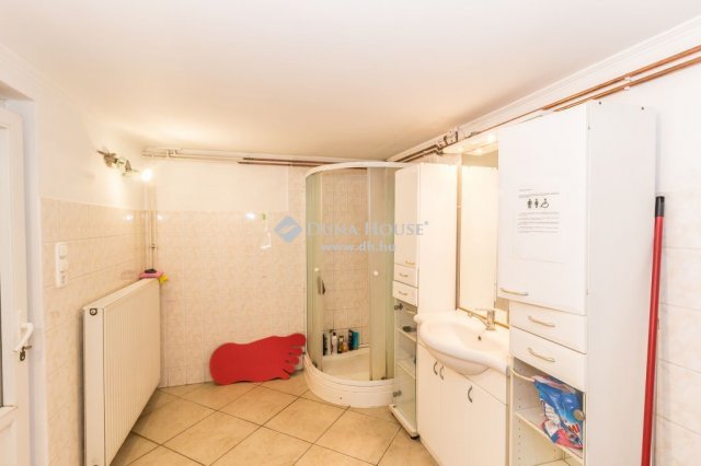 Eladó családi ház, Szombathelyen 95 M Ft, 9 szobás