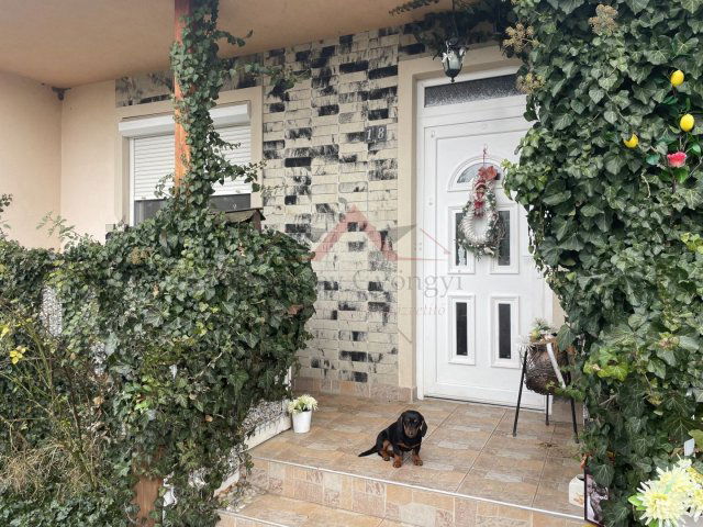 Eladó családi ház, Koroncón 96.9 M Ft, 4 szobás