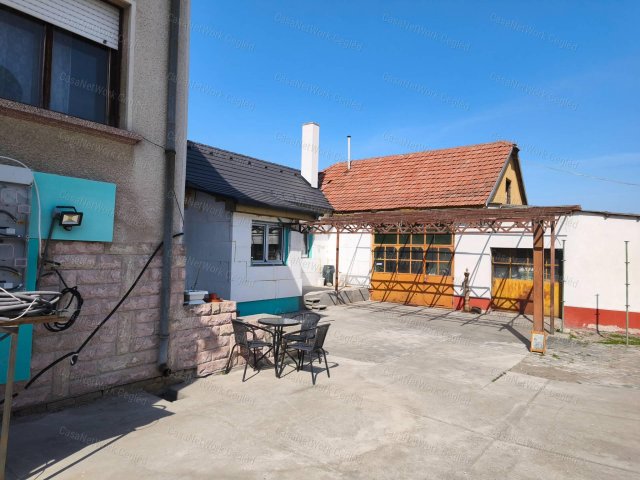 Eladó családi ház, Cegléden 85 M Ft, 8 szobás