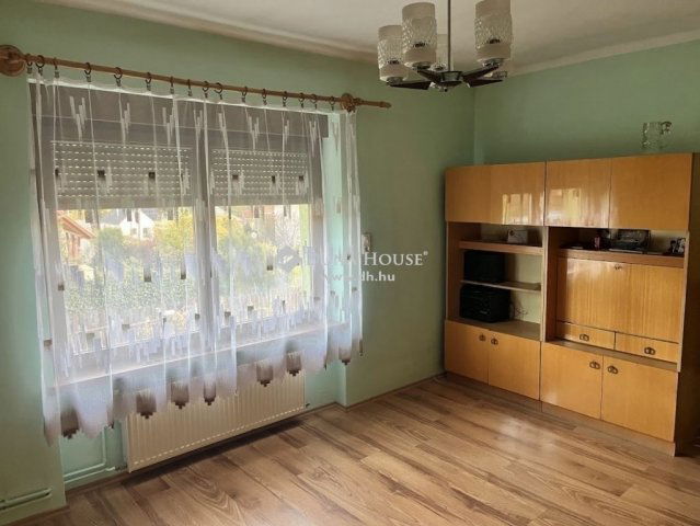 Eladó családi ház, Pécsett 82.9 M Ft, 2 szobás