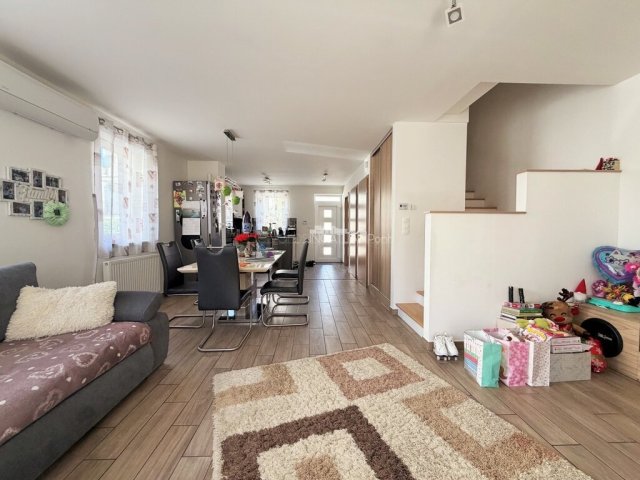 Eladó ikerház, Szombathelyen 88.9 M Ft, 5 szobás