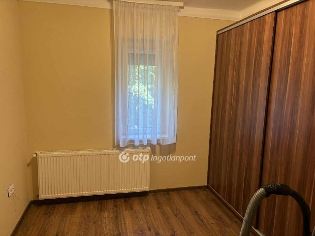 Eladó téglalakás, Szolnokon 44.9 M Ft, 2+1 szobás