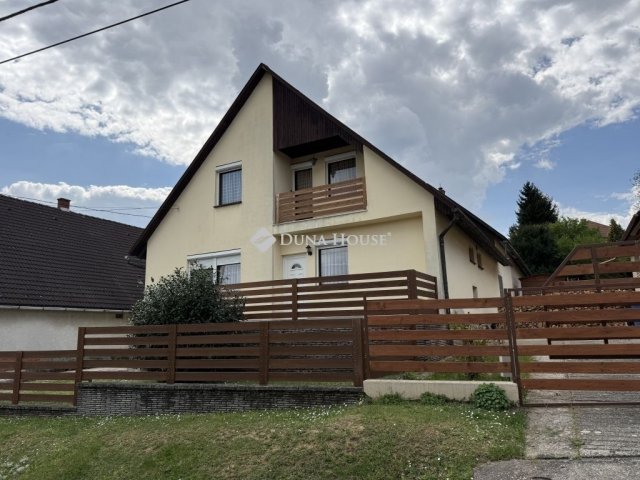Eladó családi ház, Pécsett 129 M Ft, 10 szobás