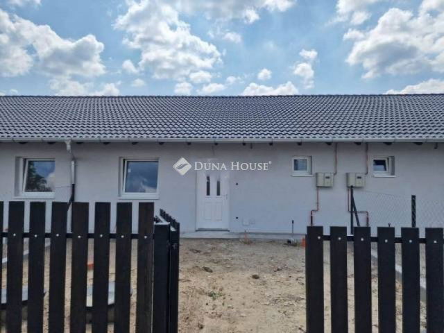 Eladó ikerház, Pilisen 42.5 M Ft, 2 szobás / költözzbe.hu