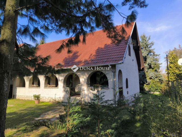 Eladó családi ház, Komáromban 90.5 M Ft, 4 szobás