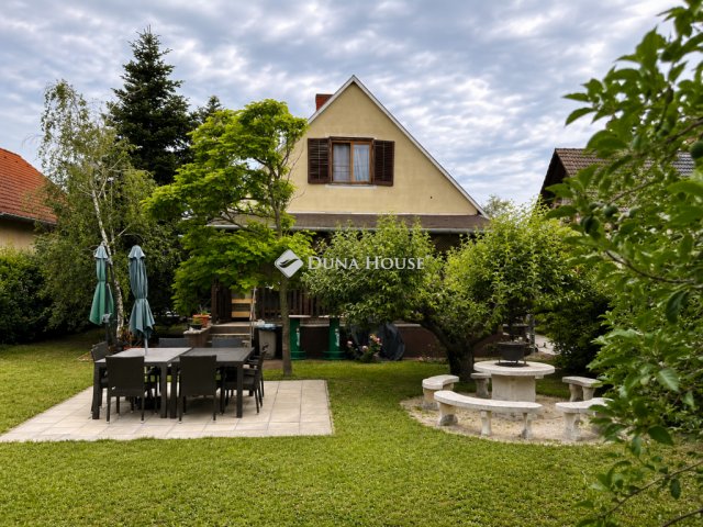 Eladó családi ház, Balatonakaliban 155 M Ft, 5+1 szobás