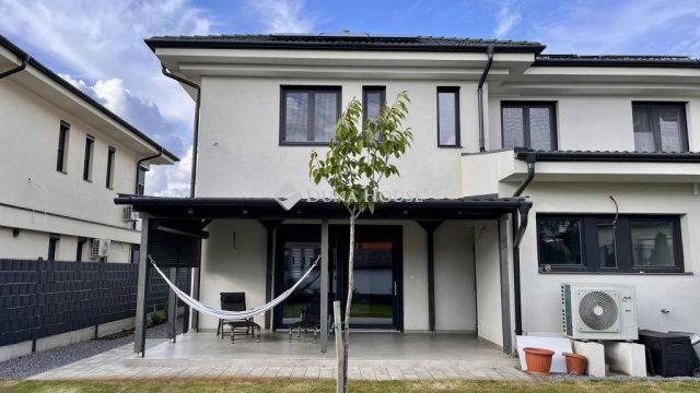 Eladó ikerház, Mikepércsen 125.952 M Ft, 4 szobás