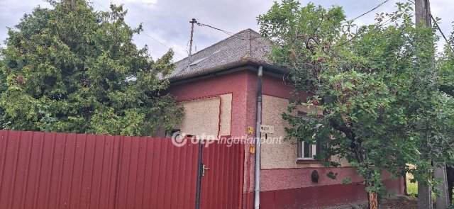 Eladó családi ház, Akasztón 25 M Ft, 2 szobás