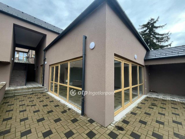 Eladó téglalakás, Szekszárdon 135 M Ft, 3+2 szobás