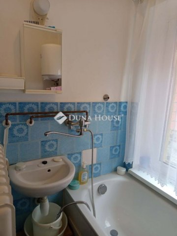 Eladó családi ház, Komlón 32 M Ft, 2 szobás