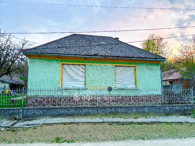 Eladó családi ház, Magyarkeszin 10 M Ft, 3 szobás