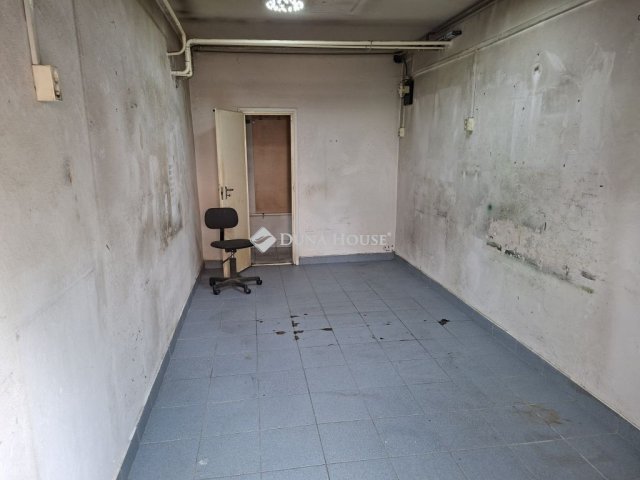 Eladó garázs, Nyíregyházán, Toldi utcában 9.8 M Ft