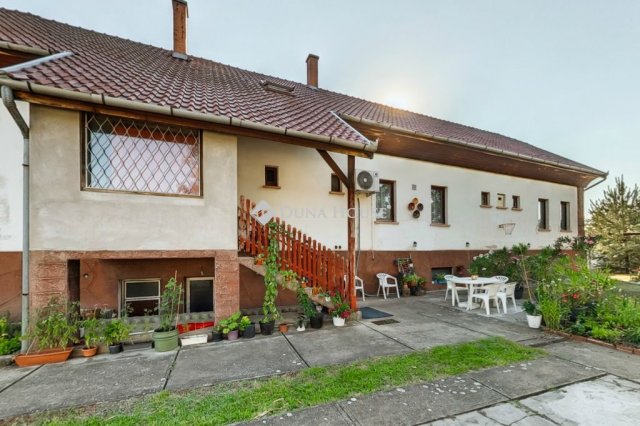 Eladó családi ház, Lakitelken 74.99 M Ft, 9 szobás