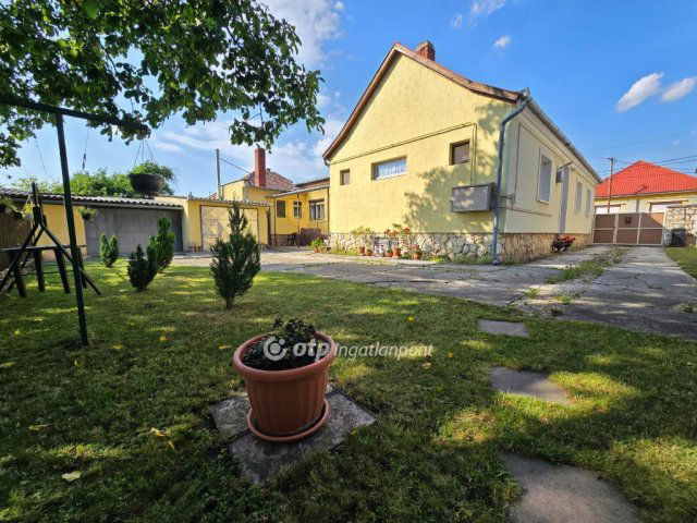 Eladó családi ház, Pápán 52 M Ft, 5+1 szobás