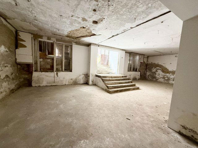 Eladó üzlethelyiség, VIII. kerületben, Blaha Lujza téren