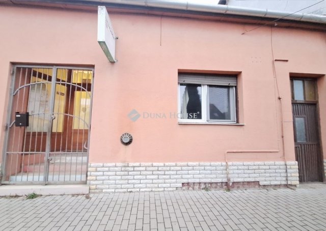 Eladó családi ház, Táton 46.99 M Ft, 3 szobás