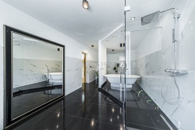 Eladó családi ház, Csobánkán 350 M Ft, 7 szobás