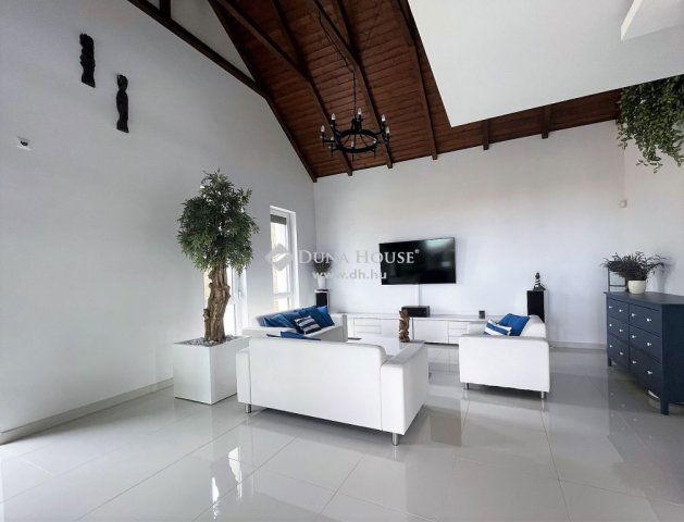 Eladó családi ház, Csopakon 398 M Ft, 6 szobás