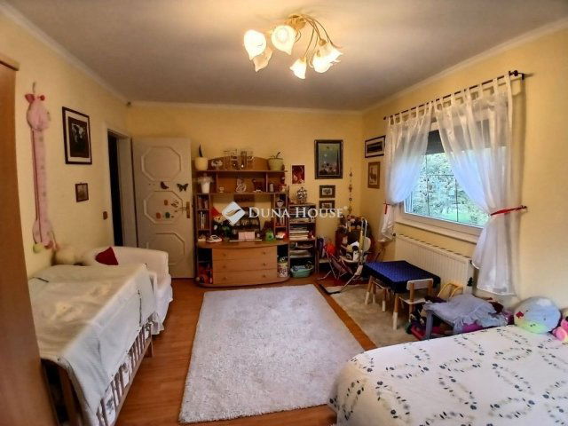 Eladó családi ház, Esztergomban 217.385 M Ft, 8 szobás