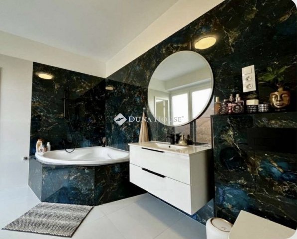 Eladó téglalakás, Pécsett 66.9 M Ft, 2 szobás