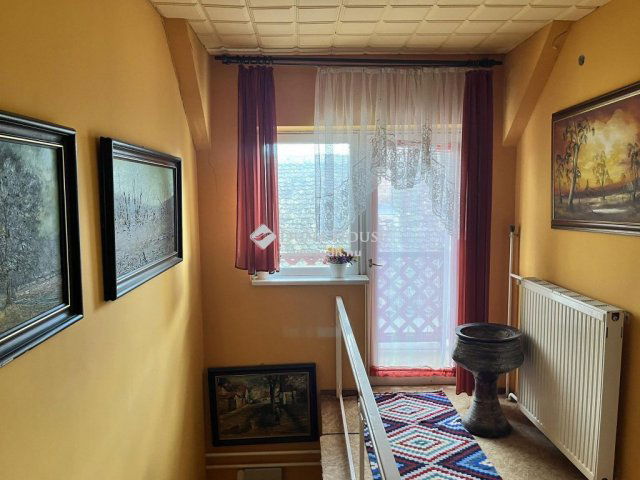 Eladó családi ház, Bátaszéken 40 M Ft, 8 szobás