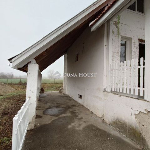 Eladó családi ház, Tápióságon 21.9 M Ft, 2 szobás