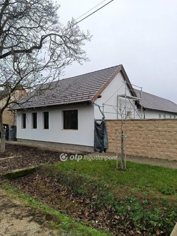 Eladó ikerház, Szekszárdon 89.5 M Ft, 2+2 szobás