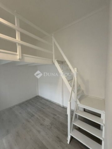 Eladó téglalakás, Budapesten, VI. kerületben 47.9 M Ft, 1 szobás