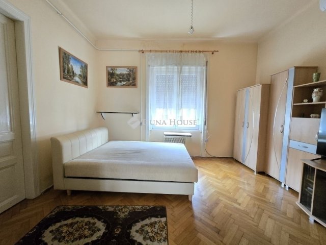 Eladó családi ház, Pécsett 119.9 M Ft, 6 szobás