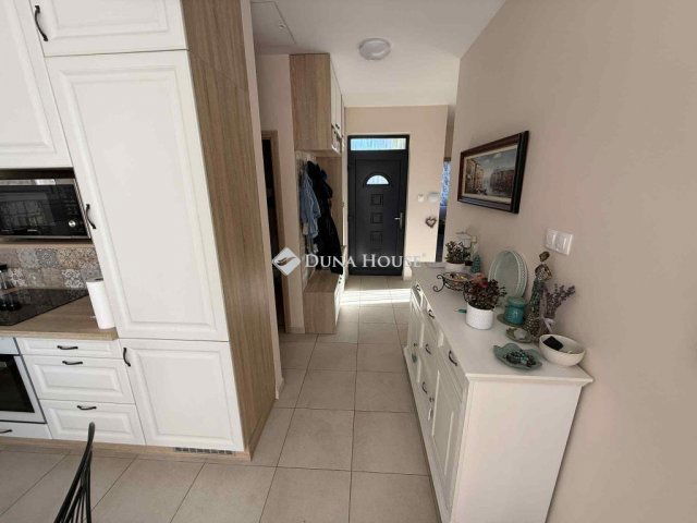 Eladó családi ház, Győrújbaráton 101.9 M Ft, 4 szobás