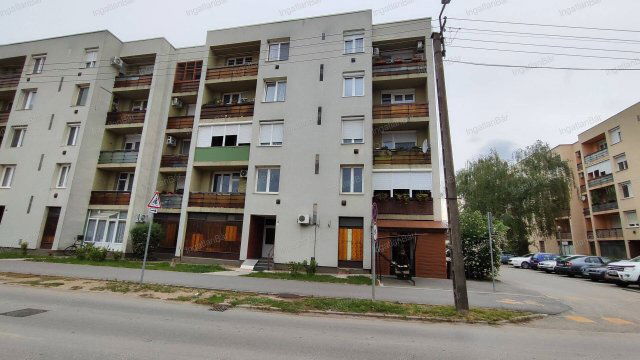 Eladó téglalakás, Nyírbátorban 33 M Ft, 3 szobás
