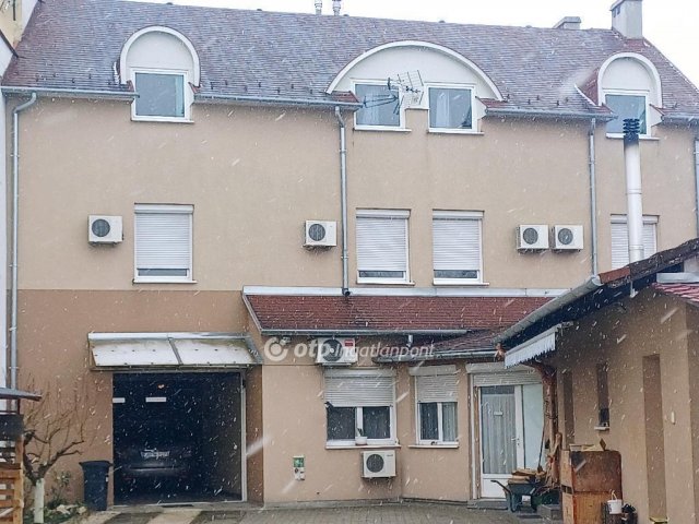 Eladó családi ház, Nagykanizsán 250 M Ft, 10 szobás