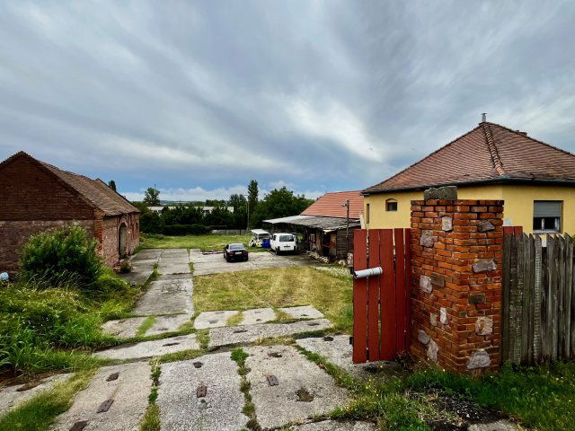 Kiadó ipari ingatlan, Pécsett 600 E Ft / hó, 4 szobás