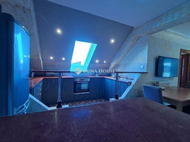 Eladó téglalakás, Pécsett 59 M Ft, 4 szobás