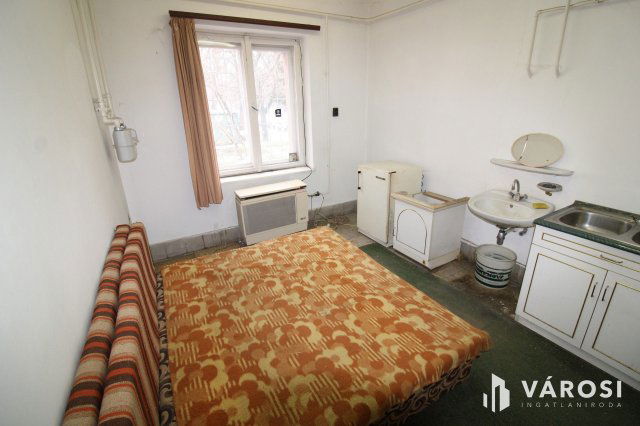 Eladó téglalakás, Békéscsabán 24.99 M Ft, 3 szobás